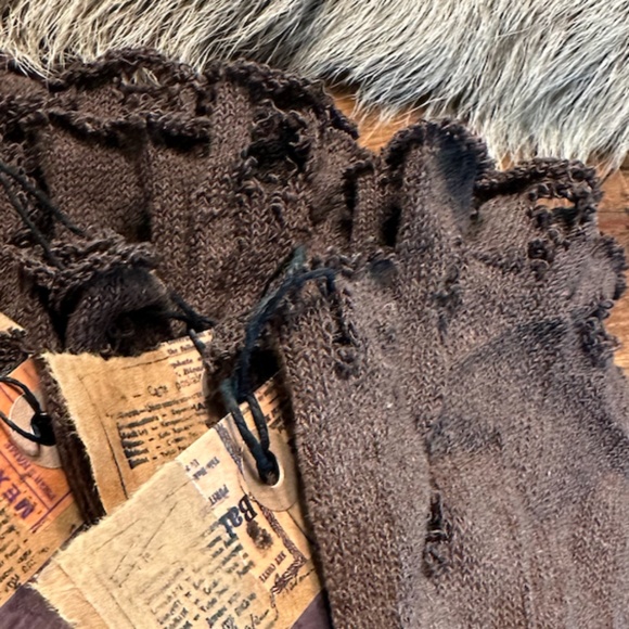 FREE WITH A PURCHASE // distressed beggar gloves - Picture 4 of 10